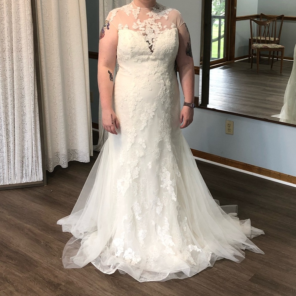 Vera Wang White Size 14 Illusion Neckline Fit and Flare Wedding Dress